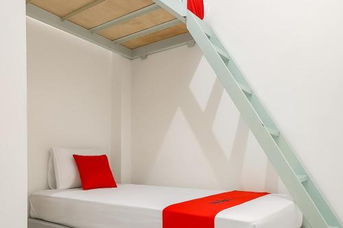 West Cirebon Hotel | RedDoorz Syariah at Obelix Cirebon