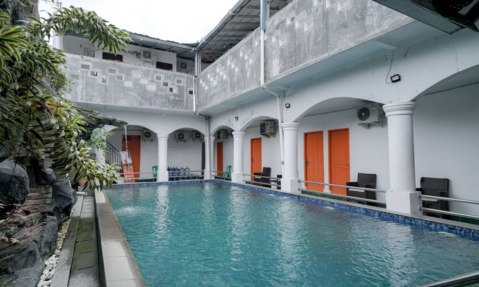 Pancawati Hotel | RedDoorz Syariah near Exit Toll Puncak