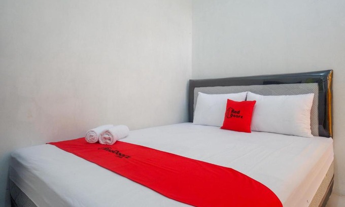 Surakarta Hotel | RedDoorz Syariah near Universitas Slamet Riyadi Solo