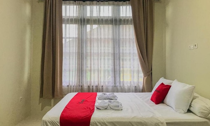 Madiun Hotel | RedDoorz Syariah near Stasiun Madiun 2