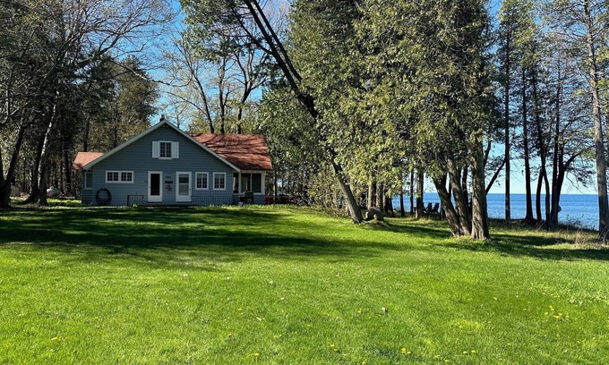 Egg Harbor Cottage | Reduced rates!Classic true waterfront Door Cty,private,sleeps 12, dog friendly