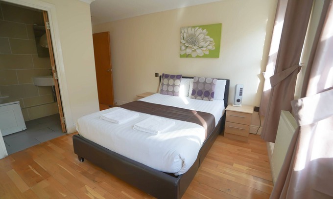 Waterloo Apartment | *Reduced* Zone 1 Waterloo Apartment w/En-suite