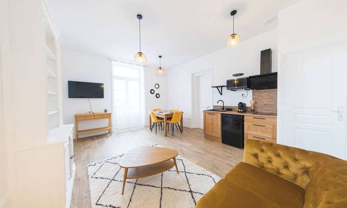 Chatellerault Apartment | Refined comfort Long stay - Downtown - Free & easy parking