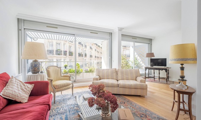 Neuilly-sur-Seine Apartment | Refined Retro, by Veeve