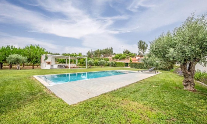 Ponte de Sor House | Refreshing poolside escape in Ponte de Sor