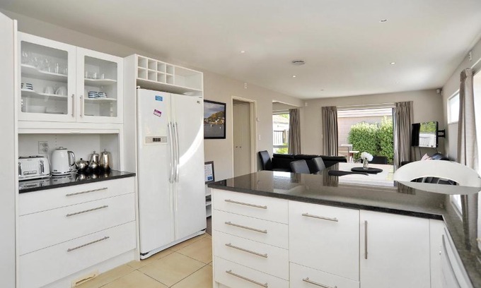 Riccarton House | Regents 94B - Christchurch Holiday Homes