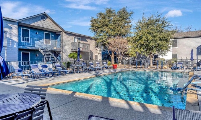 Midland House | Relating 1 BR Suite and Fitness Center