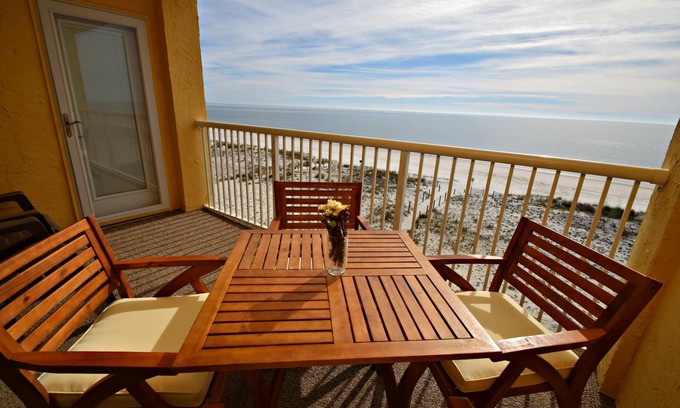 Gulf Shores Condo | Relax and Catch a couple fish! Drop all your worries it's vacation time. 🕮🏖️