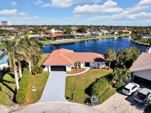 Town and River House | Relax at Lake Breeze 4BR Fort Myers Getaway