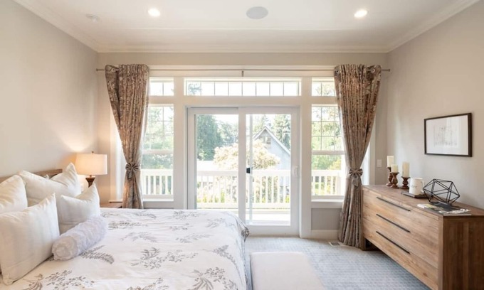 Mercer Island House | Relax by the Fire at a Luxury Mercer Island Home
