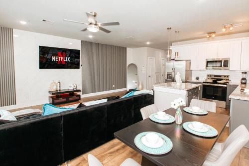 Southeast Houston House | Relax in Style - Open-Plan 3BR Lounge near NRG Stadium, Downtown, Medical Center, Private Backyard