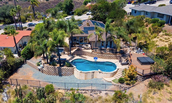 Del Cerro House | Relax & Play: Pool, Golf Simulator, Gym and Powerful AC