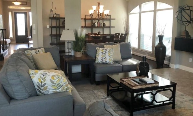 Iowa Colony House | Relax with the whole family at this peaceful place to stay