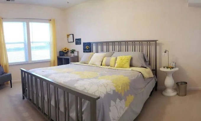 Bolingbrook House | Relaxing 2 Bdrm Guest Suite w/Kit. & Pvt. Entry