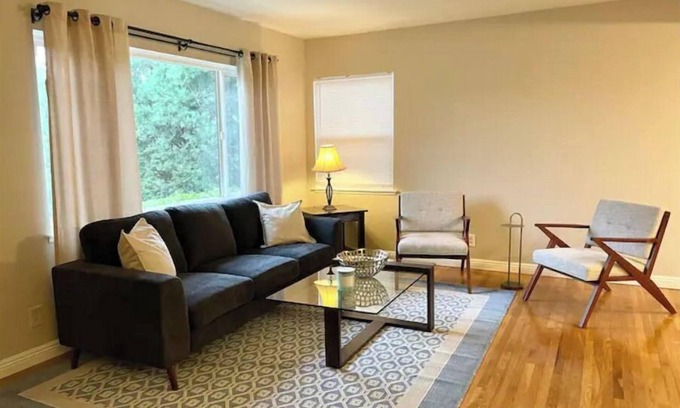 Chatsworth House | Relaxing 3 Bedroom, 2 Bathrooms. Large backyard, pool, jacuzzi + 2 patios, grill