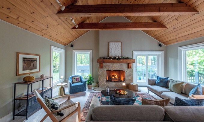 Ann Arbor House | Relaxing Ann Arbor Stay — Sleeps 9, Hot Tub, Deck, and Gourmet Kitchen