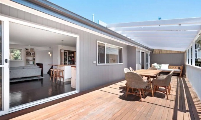 Macmasters Beach House | Relaxing family home walk to beach