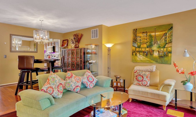 Fairfax House | Relaxing, Gorgeous Townhouse with 2 Spacious Master Bedrooms
