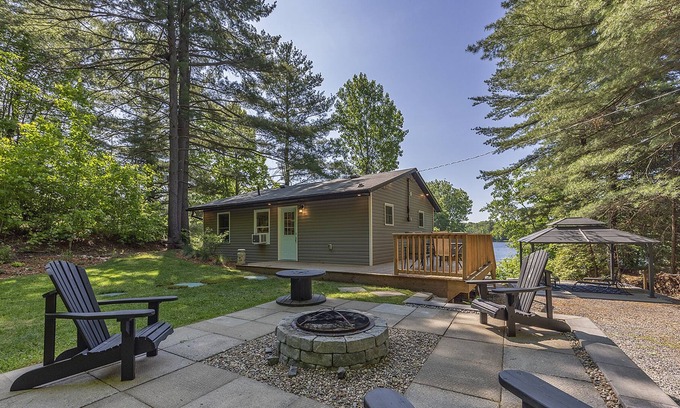 Seeleys Bay Cottage | Relaxing Hidden Bay Cottage just 5 minutes from Seeleys Bay on the Rideau Canal