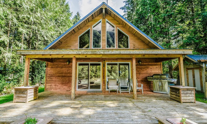 Baring Ski Chalet | ❤️️️Relaxing, Remote Riverfront❤️️️COVID Free Since ‘83❤️️️Satisfaction Guaranty