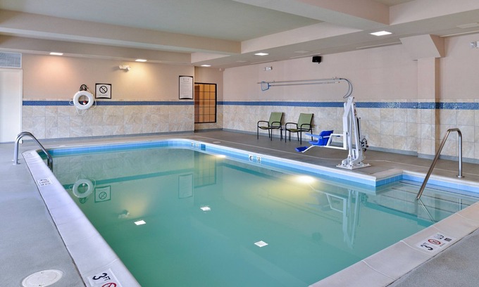Aquia Harbour Condo | Relaxing Retreat in Stafford! Shared Indoor Pool + FREE Breakfast