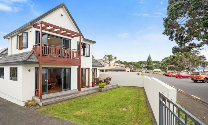 Red Beach House | Remarkable Red Beach - Red Beach Holiday Home