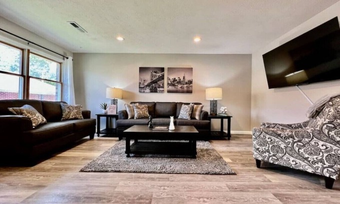 Lindenwald House | Remodeled 2 BDRM Ranch Attached Home Liberty, TWP
