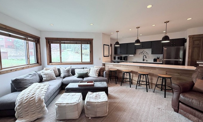 Historic District Condo | REMODELED Cozy Mountain Modern Ski-in 1 block to Heart of BreckenridgenHot Tubs
