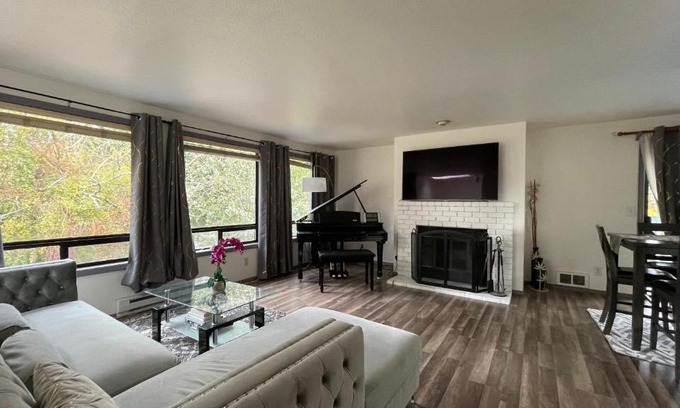 North City House | Remodeled, Spacious, Modern Retreat 5 BR, 3BA, 2KIT