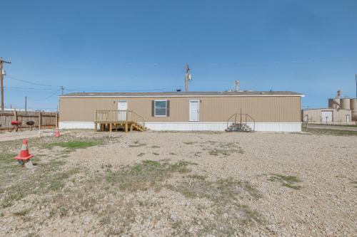 Girvin House | Remote Texas Group Retreat with Free WiFi!