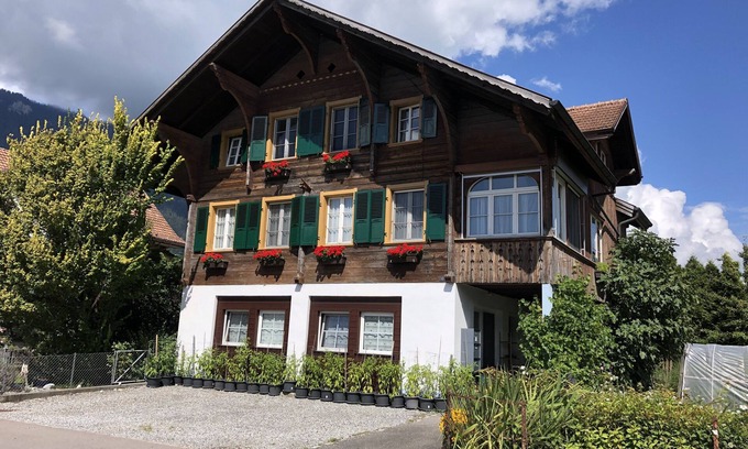 Boenigen House | Renovated flat in classic Chalet by the lake.
