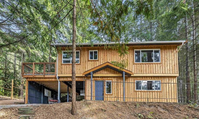 Mayne Island Cottage | Renovated 2 bedroom Gulf Island Getaway on Mayne Island for monthly stays