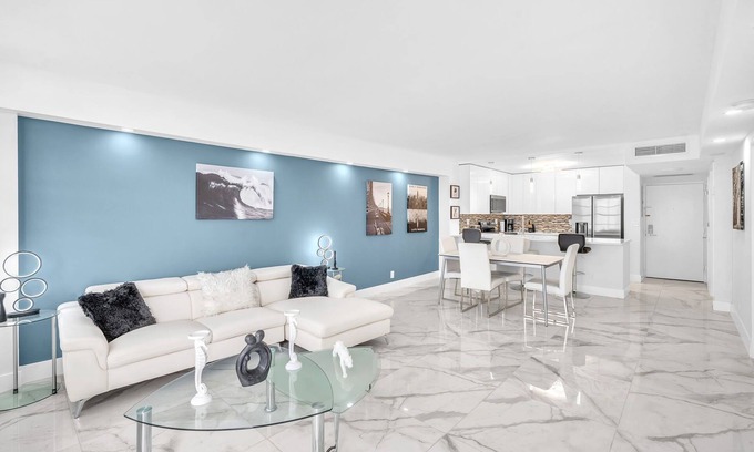 Hollywood South Central Beach Condo | Renovated 2 BR at the Beach in superb Hollywood