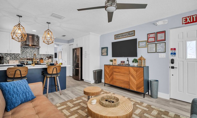 Indian Rocks Beach House | Renovated Beach Retreat – Patio & Hammock, Steps to Sand for the Perfect Escape!