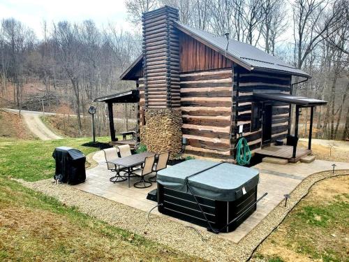 Tippecanoe House | Renovated Cottage with Spa Surrounded by Beautiful Hiking Trails in Ohio