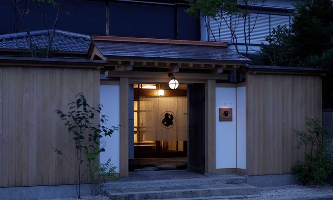 Kuwana House | Renovated the main house of Maruyo Lumber, which is over 70 years old. Located in Funama-cho, Kuwana City, the site of the "Shichiri-no-watashi" ferry, the inn is a private house with antiques and artwork that blends the old and the new.