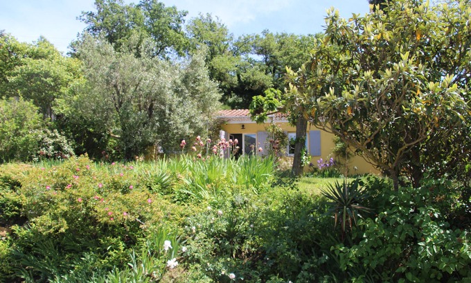 Cabrieres-dʼAigues Cottage | Rent a gite at the foot of the Luberon mountain