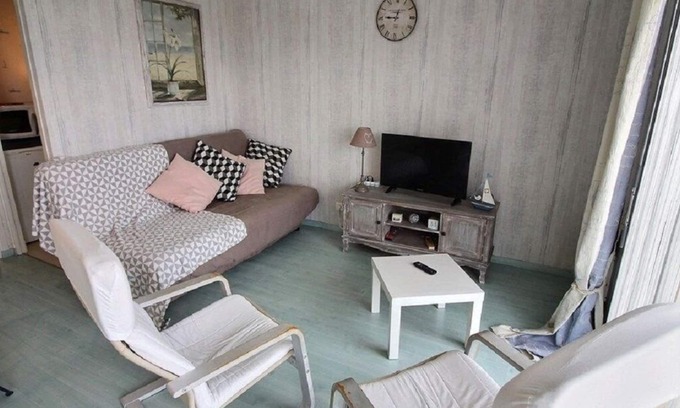 Moyenneville Apartment | Residence facing the port