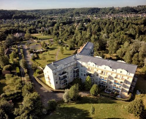 Chevreuse Apartment | Residence Hotel Les Ducs De Chevreuse avec Hébergement, Repas & PDJ, Séminaire, Bureau & Parking