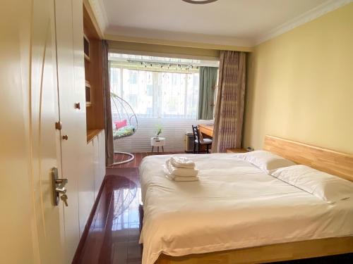 Hongqiao Apartment | Residence Near Xuhui Business District, Just 5 Minutes from Metro Line 9