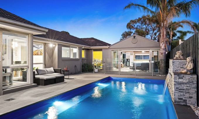 Pakenham House | Resort Experience: Pool, BBQ, Games with lots of space and fun in Pakenham