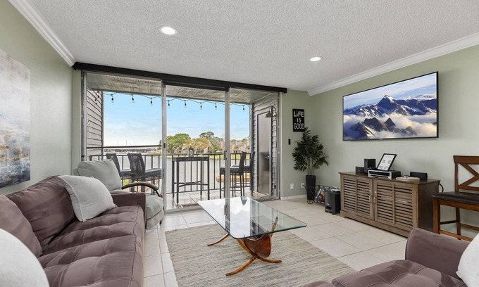 Walden on Lake Conroe Condo | Resort Style Serenity on Lake Conroe: Tennis, Lake-Side Pool, Gym, Marina