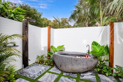 Umina Beach House | Rest Pet Friendly with Outdoor Bath 3 Mins Walk to Beach