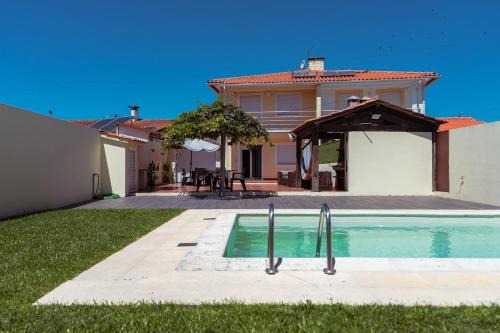 Murtosa House | Retiro da Atafona Beach Pool House Yellow