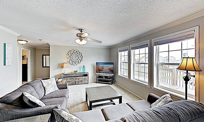 Crystal Beach House | Retreat | Steps to Beach | Dog Haven
