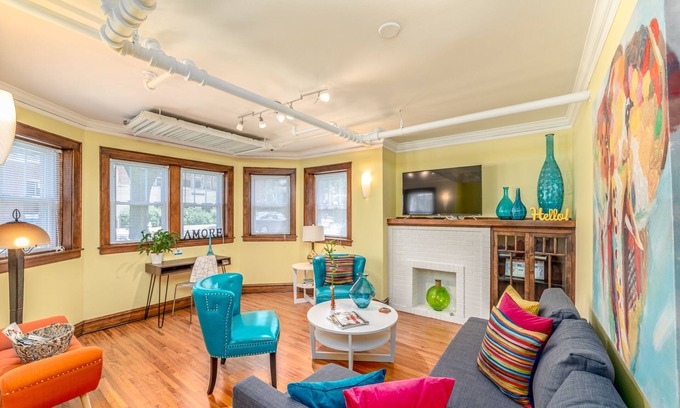 Andersonville Apartment | Retro Apartment in Andersonville