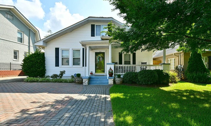 Greenville House | Retro Augusta Road Executive Rental