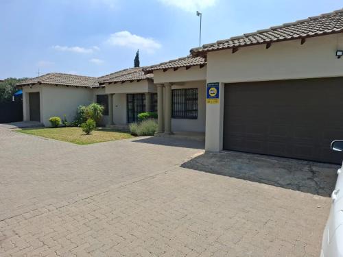 Vanderbijlpark House | Retro Guesthouse