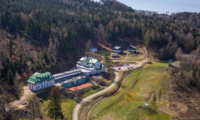 Dolni Brusnice Hotel | Retro hotel Pod Zvičinou