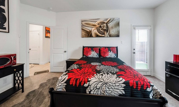 Lewisville House | Retro-style hotel suite with garage & pet-friendly perks